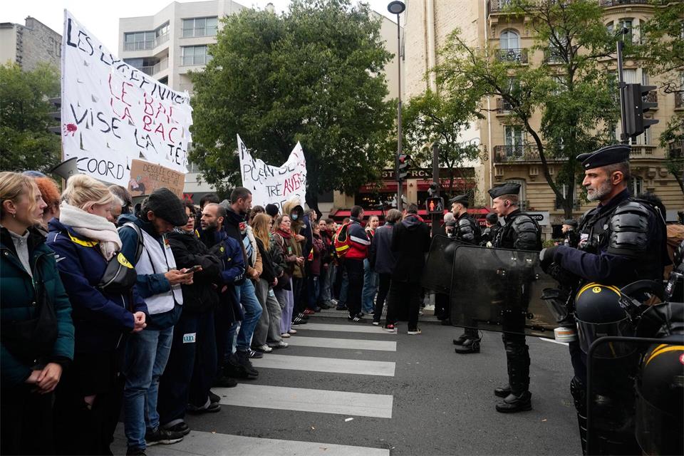 In Frankreich sind für Samstag erneute Demonstrationen angekündigt worden.Teresa Suarez/AP/dpa