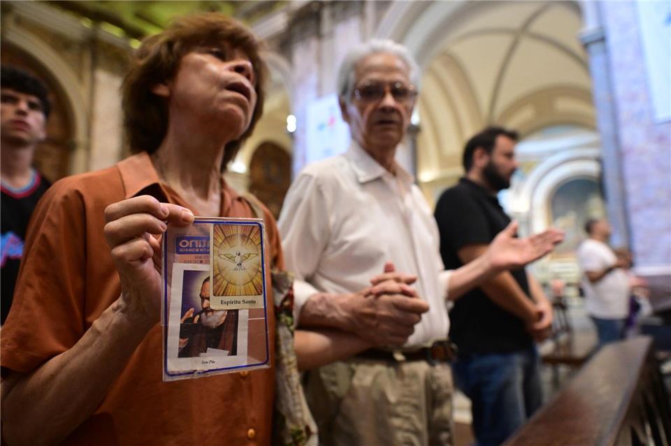 In Franziskus‘ Heimat Argentinien beten Gläubige für seine Genesung.Fernando Gens/dpa