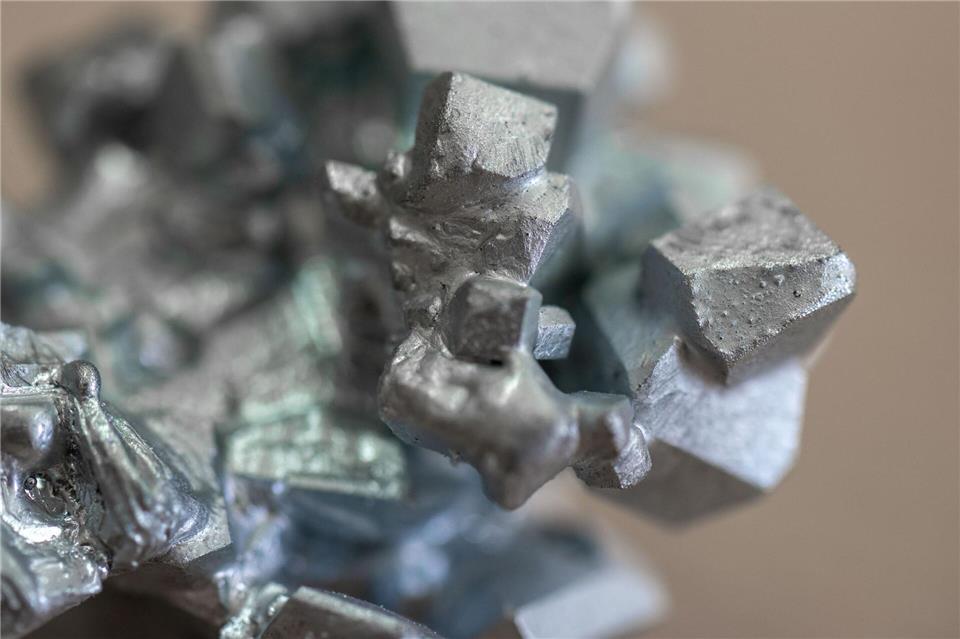 In Freiberg gewinnt eine Pilotanlage das strategisch wichtige Element Gallium zurück (Symbolbild).Hendrik Schmidt/dpa