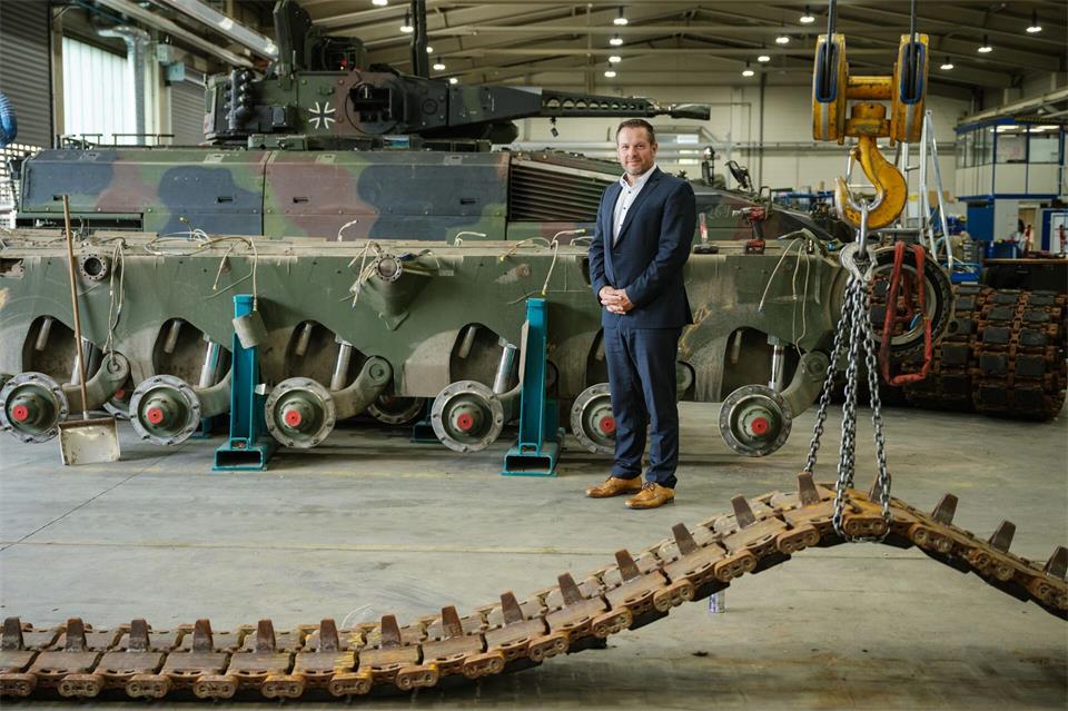 In Freisen werden jährlich hunderte Militärfahrzeuge gewartet, repariert und hochgerüstet (Archivbild)Oliver Dietze/dpa