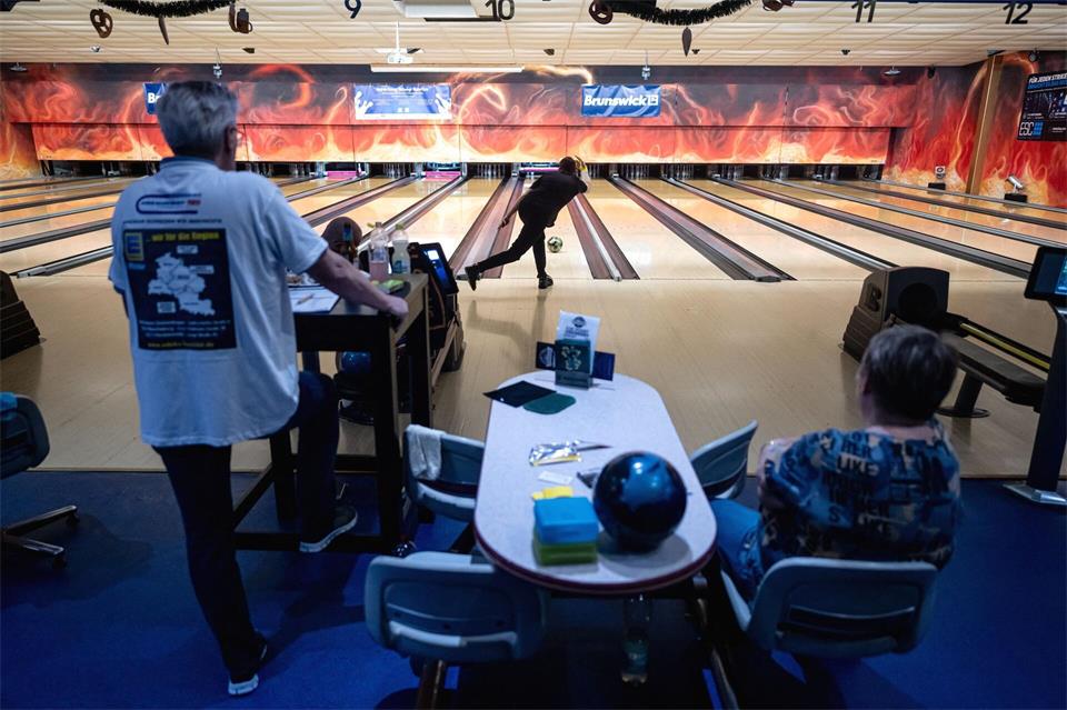In Fürstenwalde wird für einen Bowling-Rekord trainiert.Fabian Sommer/dpa