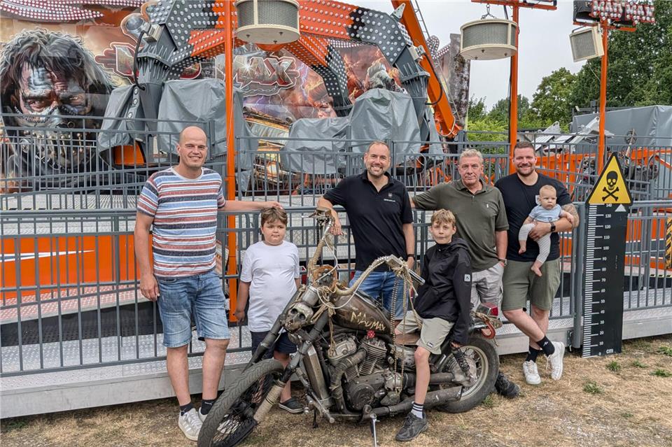 In Gemen rund um den Kalverkamp sieht es schon sehr nach Kirmes aus. Am Freitag, 31. Juli, wird das Fest eröffnet. Diesem Moment blicken auch die Organisatoren (von links) Lukas Rottstegge, Christoph Garthaus, Robert Bollrath und Christian Salz entgegen. Es fehlt Lutz Bollrath.