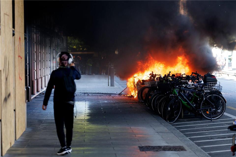 In Genf geht bei Demonstrationen gegen den G7-Gipfel im französischen Évian ein Auto in Flammen auf.Cyril Zingaro/KEYSTONE/dpa