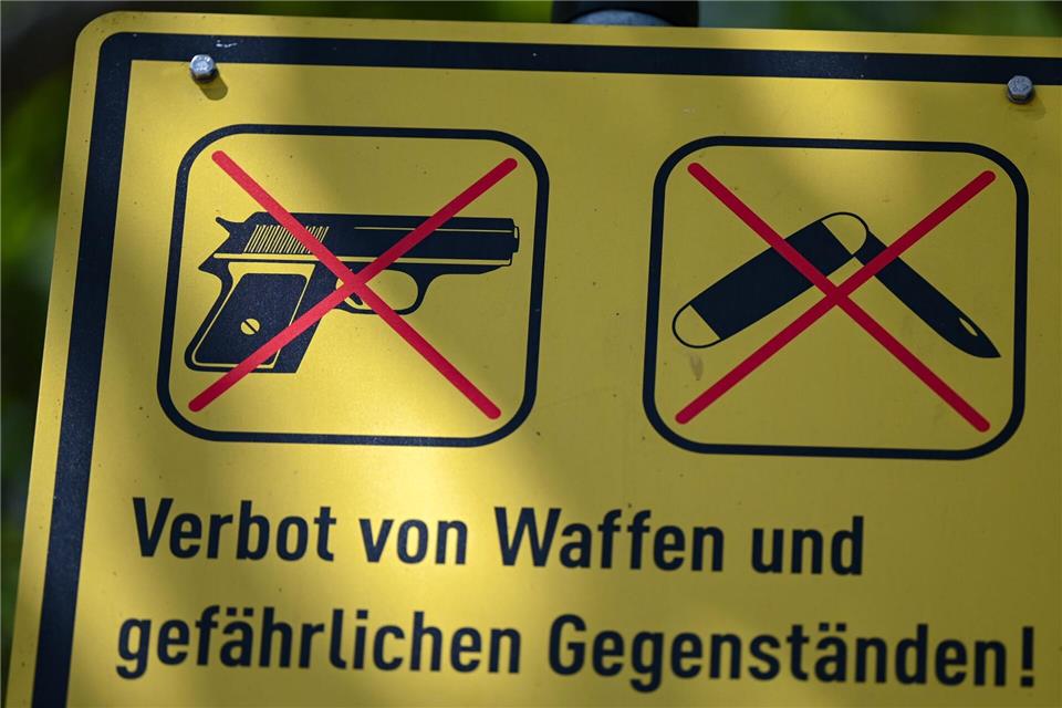 In Gießen gelten ab Anfang November zwei Waffenverbotszonen. (Symbolbild)Arne Dedert/dpa