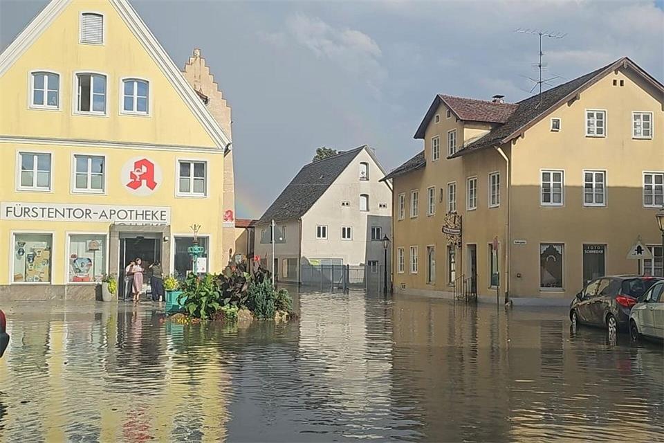 In Greding stand der Marktplatz unter Wasser. (Handout)-/Feuerwehr Greding/dpa
