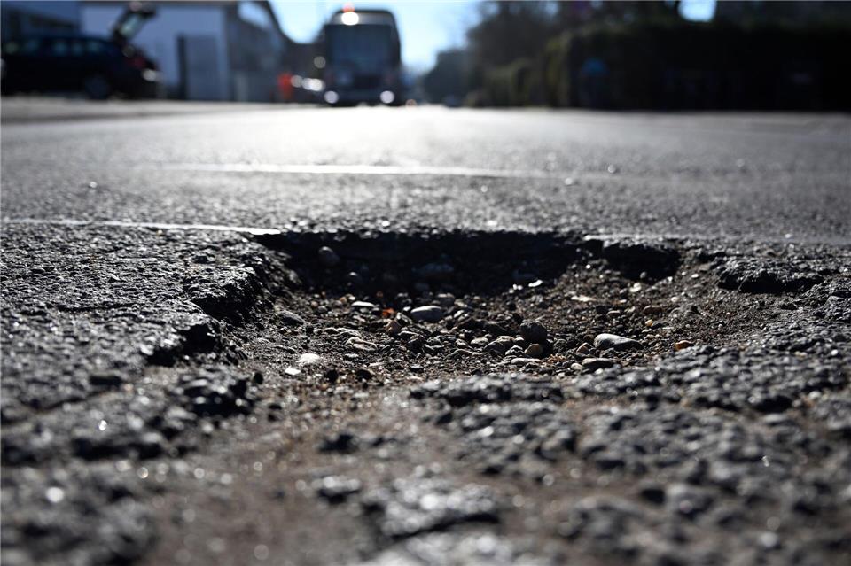 In Greifswald werden Frostlöcher auf Straßen mit Kaltasphalt gestopft. (Symbolbild)Federico Gambarini/dpa