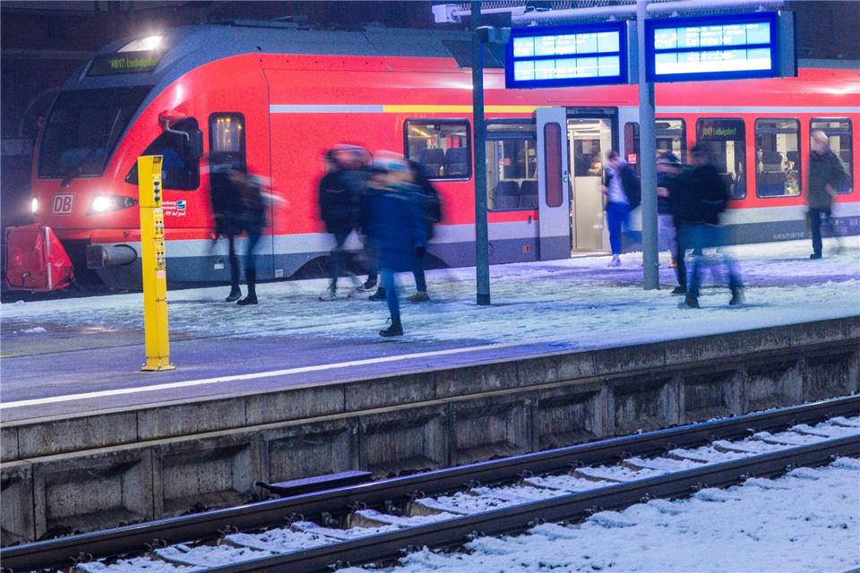 In Grimmen ist kurz vor dem Jahreswechsel ein Regionalzug vermutlich durch den Beschuss mit Feuerwerk beschädigt worden. (Symbolbild)Jens Büttner/dpa