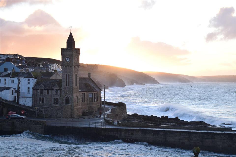 In Großbritannien tobt „Goretti“ ebenso. Wie hier an der Küste von Cornwall.Danielle Hutchinson/PA Wire/dpa