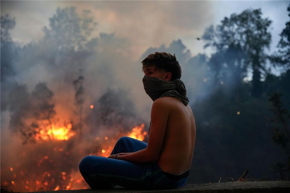 In Guapulo, einem Stadtteil von Quito, Ecuador, brennt der Wald.Carlos Noriega/AP/dpa