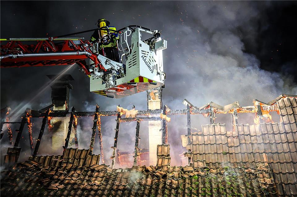 In Hagen brennen in der Silvesternacht drei Dachstühle. Die Löscharbeiten gestalten sich schwierig.Alex Talash/dpa
