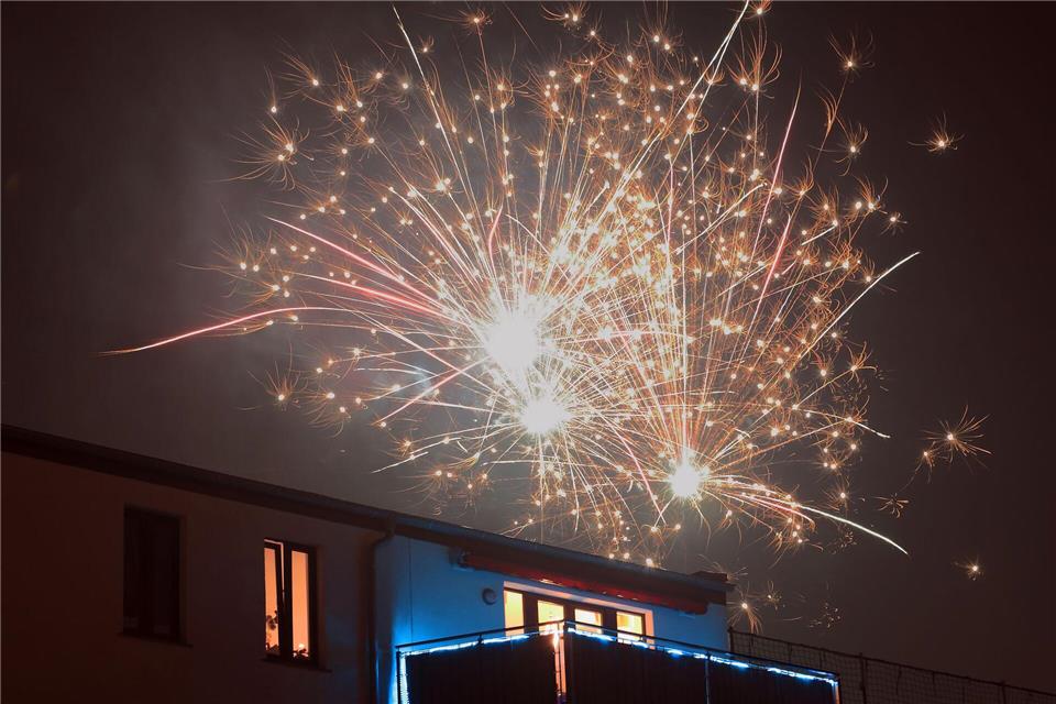 In Halle (Saale) ist es zu mehreren Bränden von Balkonen in der Silvesternacht gekommen. (Symbolbild)Jens Wolf/dpa-Zentralbild/dpa-tmn