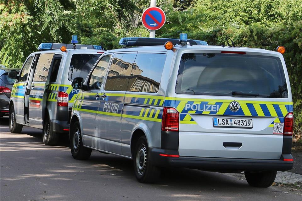 In Halle hat die Polizei die Wohnung eines mutmaßlichen Bombenbauers durchsucht. (Symbolbild)Tobias Junghannß/TNN/dpa