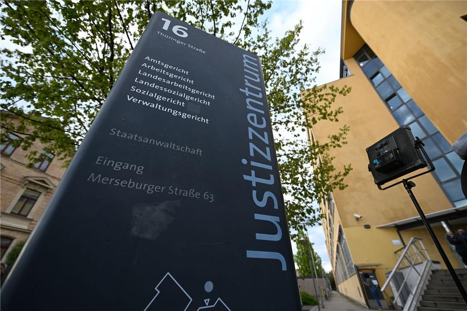 In Halle ist ein von der Polizei festgenommener Mann geflohen. (Symbolbild)Hendrik Schmidt/dpa