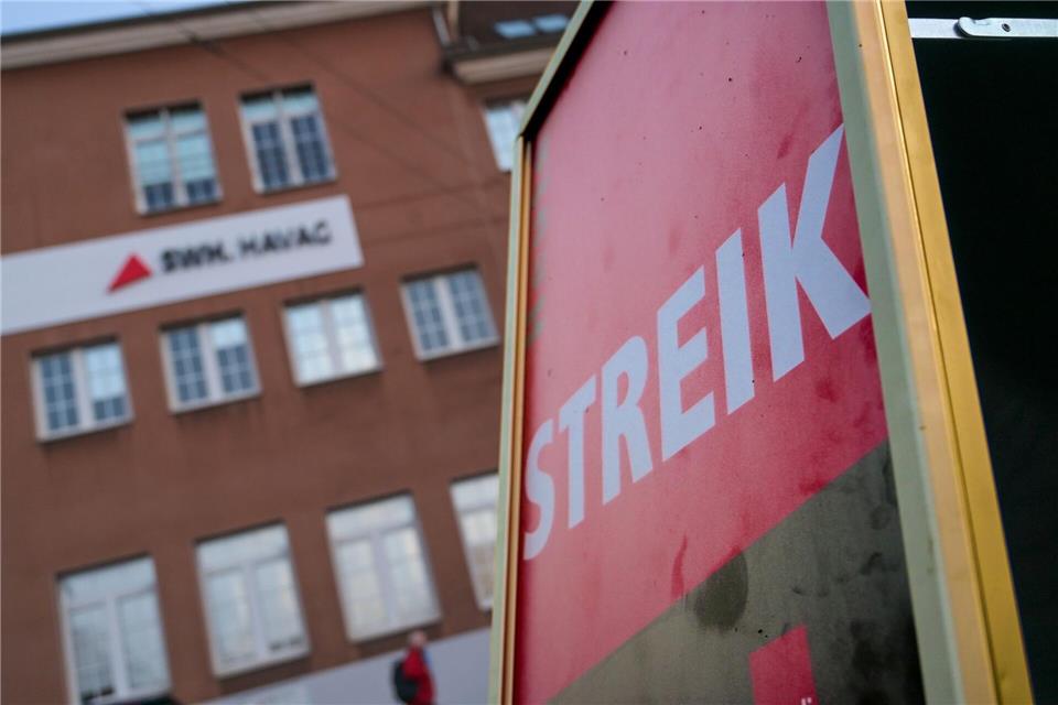 In Halle wird bis in die Nacht zu Montag der ÖPNV bestreikt. (Archivfoto)Heiko Rebsch/dpa