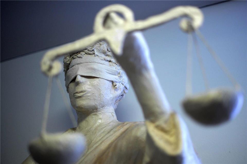 In Halle wird gegen einen Polizeibeamten wegen fahrlässiger Körperverletzung verhandelt. (Archivbild)  Peter Steffen/dpa