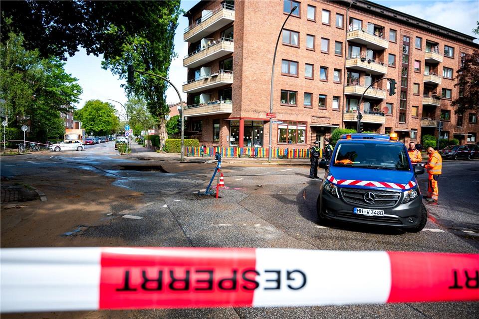 In Hamburg-Eimsbüttel mussten am Morgen viele Menschen auf fließendes Wasser verzichten, denn dort ist ein großes Wasserrohr kaputtgegangen. Daniel Bockwoldt/dpa