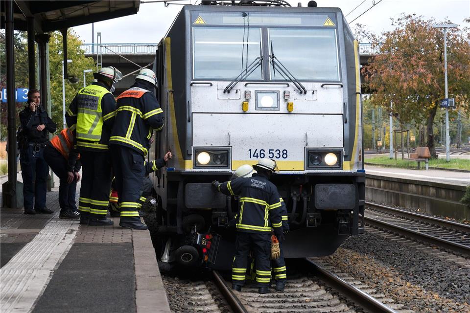 In Hamburg-Harburg stürzt ein Rollstuhlfahrer ins Gleis; ein einfahrender Zug überrollt den Rollstuhl, der Mann rettet sich.Marcus Golejewski/dpa