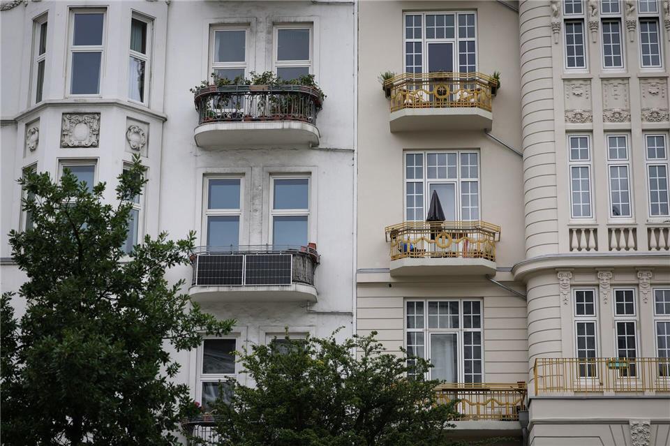 In Hamburg erzeugen ungefähr 9.100 Balkonkraftwerke Strom. (Archivbild) Christian Charisius/dpa