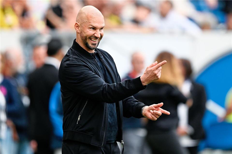 In Hamburg gefordert: Hoffenheims Trainer Christian Ilzer. (Archivbild)Uwe Anspach/dpa