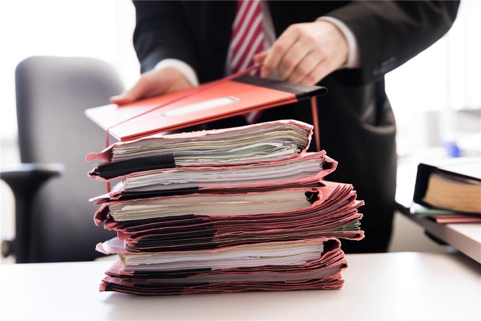 Aktenberg bei Hamburger Staatsanwaltschaft wächst weiter In Hamburg hat sich die Zahl offener Strafverfahren seit 2021 fast verdreifacht – der Richterbund warnt vor dramatischen Folgen. (Symbolbild)Christian Charisius/dpa