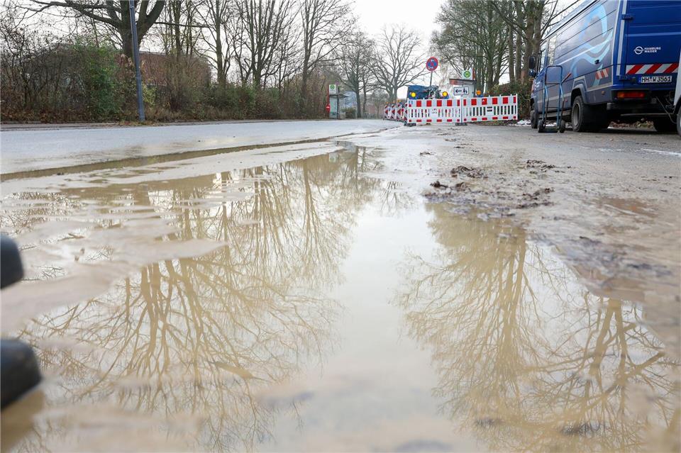 In Hamburg ist der Bramfelder Weg auf mehreren Metern unterspült worden, Grundschüler hatten deshalb plötzlich frei.Bodo Marks/dpa