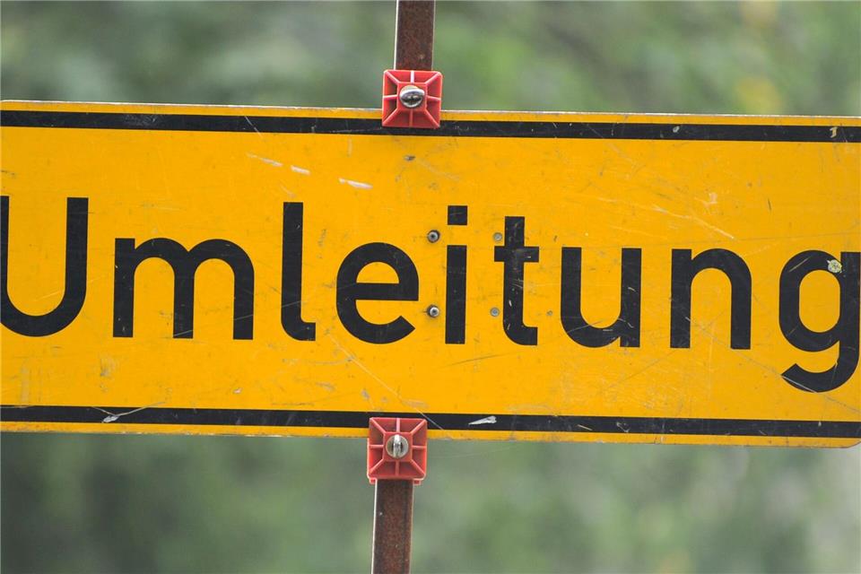 In Hamburg ist die Kreuzung Kollaustraße/Papenreye nach einem Wasserrohrbruch gesperrt. (Symbolbild)Tim Brakemeier/dpa