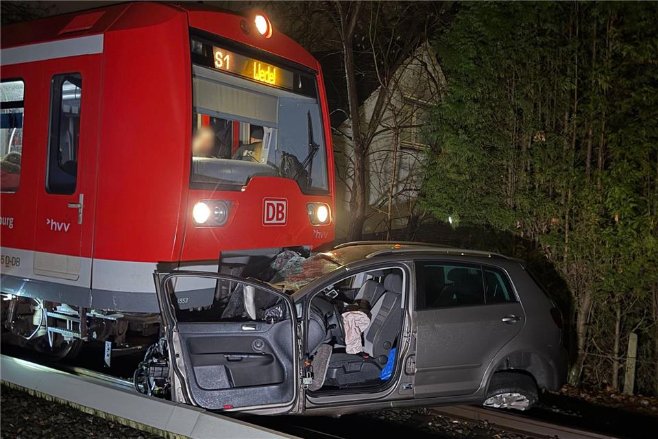 In Hamburg ist eine S-Bahn im Berufsverkehr mit einem Auto zusammengestoßen.News5 / Fabian H�fig/NEWS5/dpa