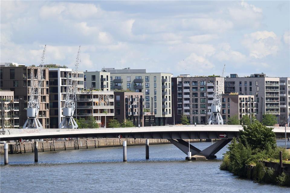 Mieten in Hamburg auf Immobilienportalen leicht gesunken In Hamburg lag die durchschnittliche Kaltmiete laut Kiel Institut zuletzt bei 15,62 Euro je Quadratmeter. (Archivbild) Christian Charisius/dpa