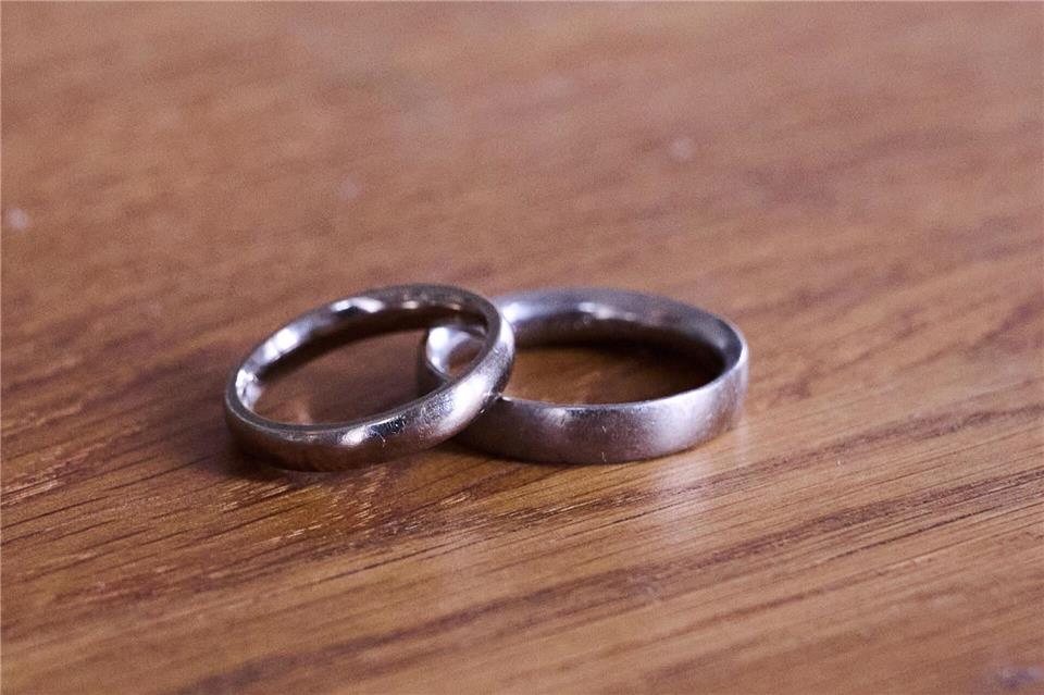 In Hamburg leben 28 Paare, die in diesem Jahr seit 75 Jahren verheiratet sind. (Illustration)Annette Riedl/dpa