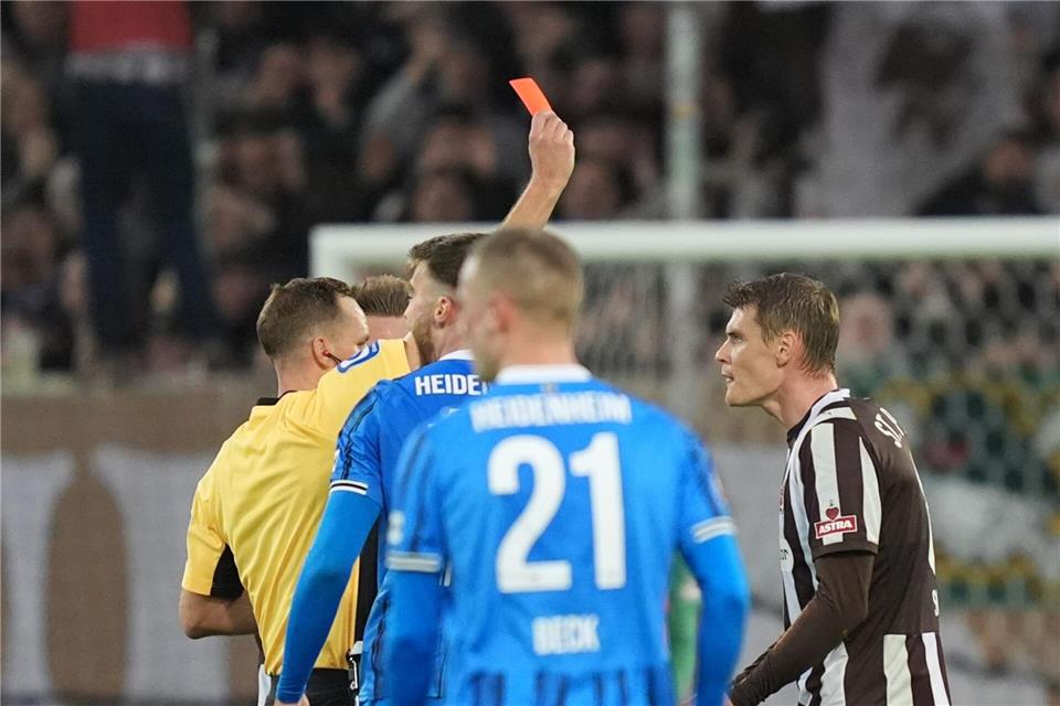 In Hamburg sagt man Tschüss: Schiedsrichter Sören Storks schickt St. Paulis Eric Smith mit Rot vom Platz.Marcus Brandt/dpa