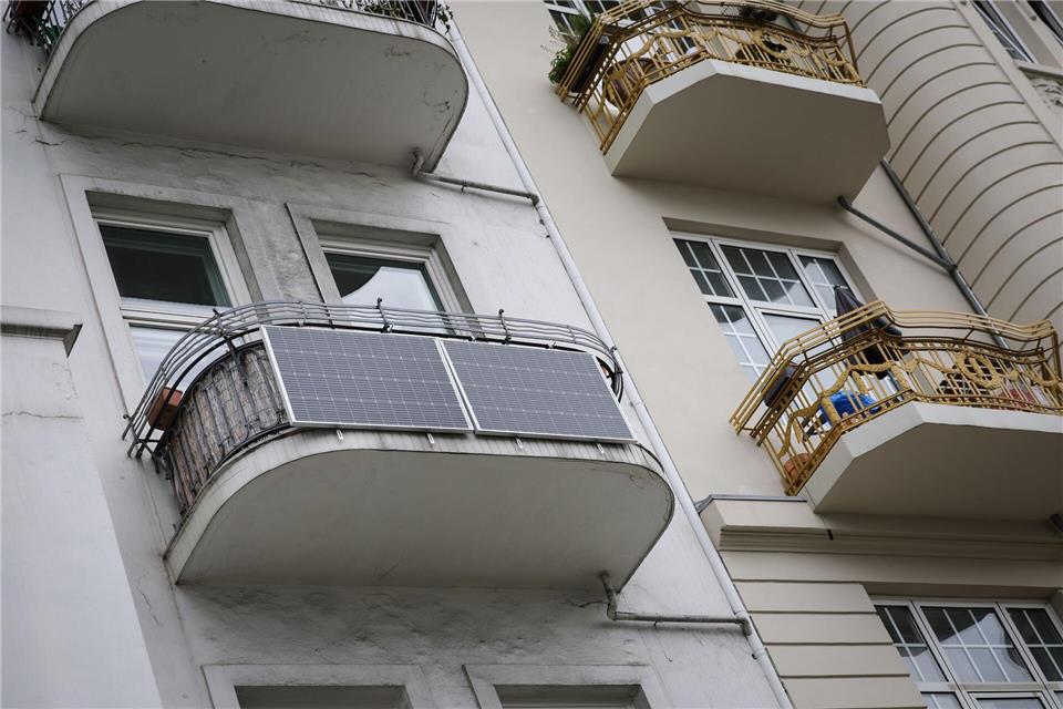 In Hamburg sind dieses Jahr bis Ende November nahezu 3.400 Balkonkraftwerke in Betrieb genommen worden. (Archivbild) Christian Charisius/dpa