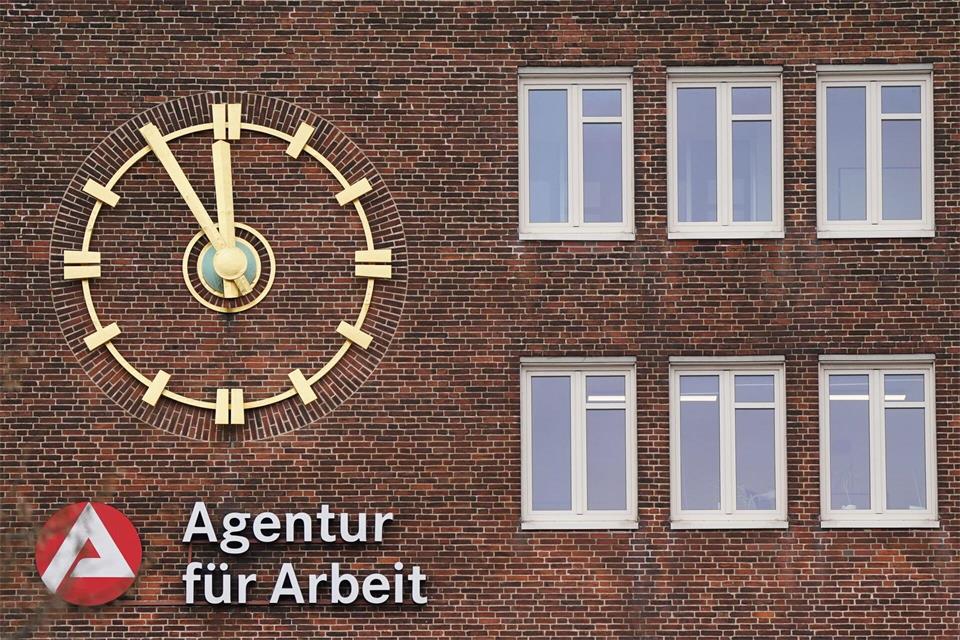 In Hamburg sind mehr Menschen ohne Arbeit. (Symbolbild)Marcus Brandt/dpa