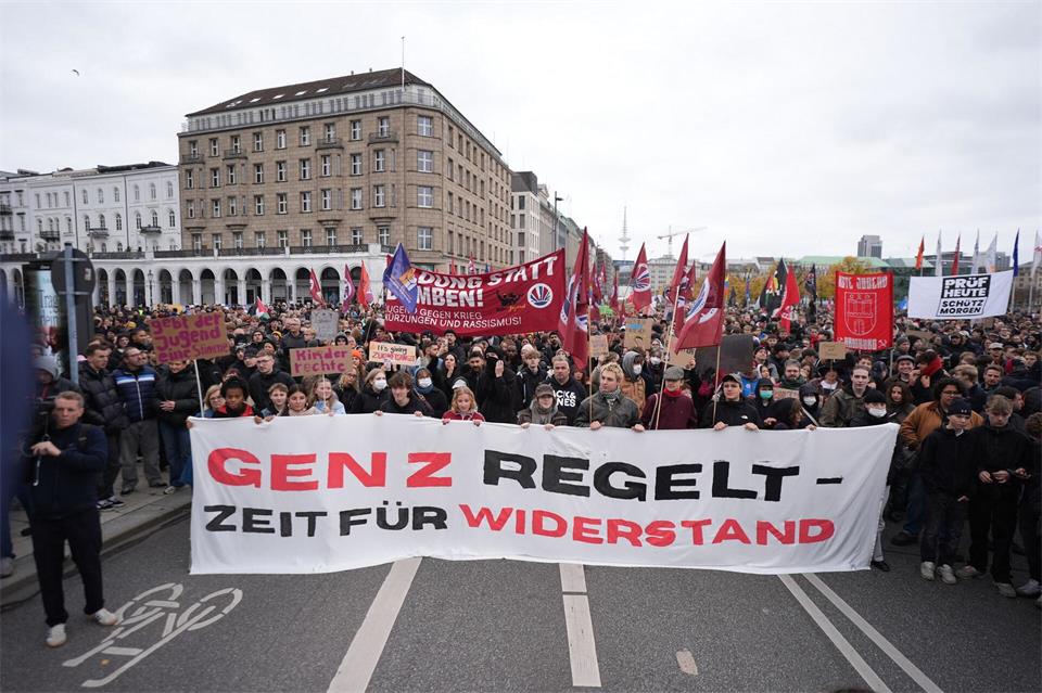 In Hamburg sind viele junge Leute auf die Straße gegangen, um ihren Unmut auszudrücken. Marcus Brandt/dpa