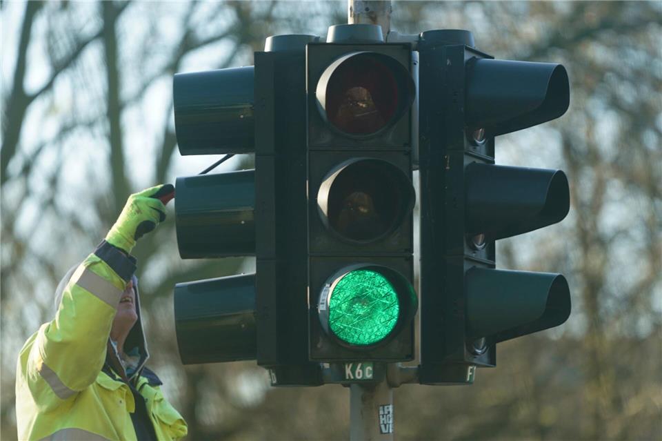 In Hamburg stehen noch immer 21 Ampeln, bei denen Fußgänger und Radfahrer noch für grünes Licht drücken müssen. (Archivbild)Marcus Brandt/dpa