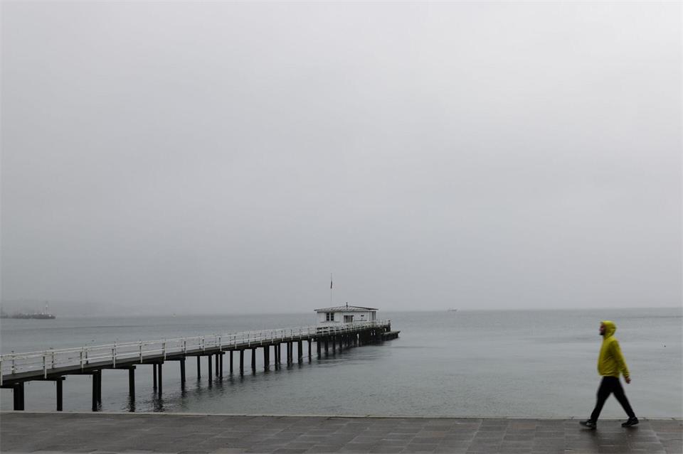 In Hamburg und Schleswig-Holstein müssen sich die Menschen dieses Wochenende auf teils starke Regenschauer einstellen. (Symbolbild)Christian Charisius/dpa