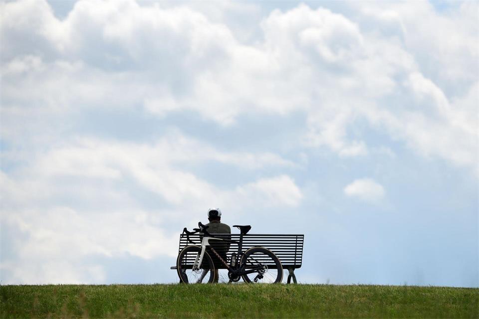In Hamburg und Schleswig-Holstein werden zwar viele Wolken erwartet, es soll aber trocken bleiben. (Symbolbild)Daniel Bockwoldt/dpa