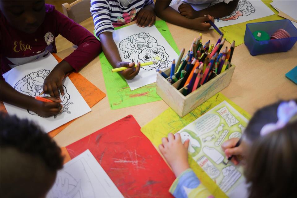 61 Prozent der Kinder sind länger als sieben Stunden in Kita In Hamburg werden 61 Prozent der Kita-Kinder länger als sieben Stunden am Tag betreut. (Symbolbild)Christian Charisius/dpa