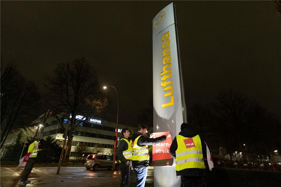 Verdi ruft zu Lufthansa-Warnstreik auf  In Hamburg werden Warnstreik-Plakate aufgehängt.