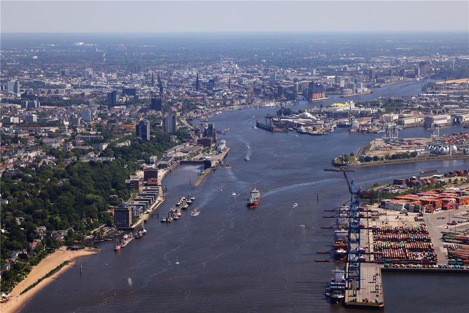 Hamburg wächst weiter - fast 19.000 Menschen mehr In Hamburg wohnen mehr Menschen. Fast 19.000 mehr als 2022. (Archivbild)Christian Charisius/dpa