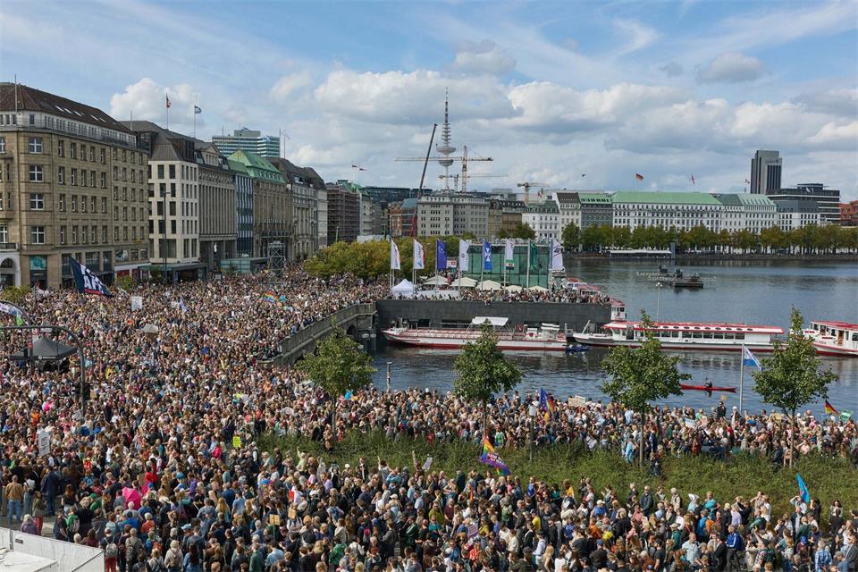 In Hamburg zogen nach Veranstalterangaben rund 25.000 Menschen durch die Innenstadt. Georg Wendt/dpa