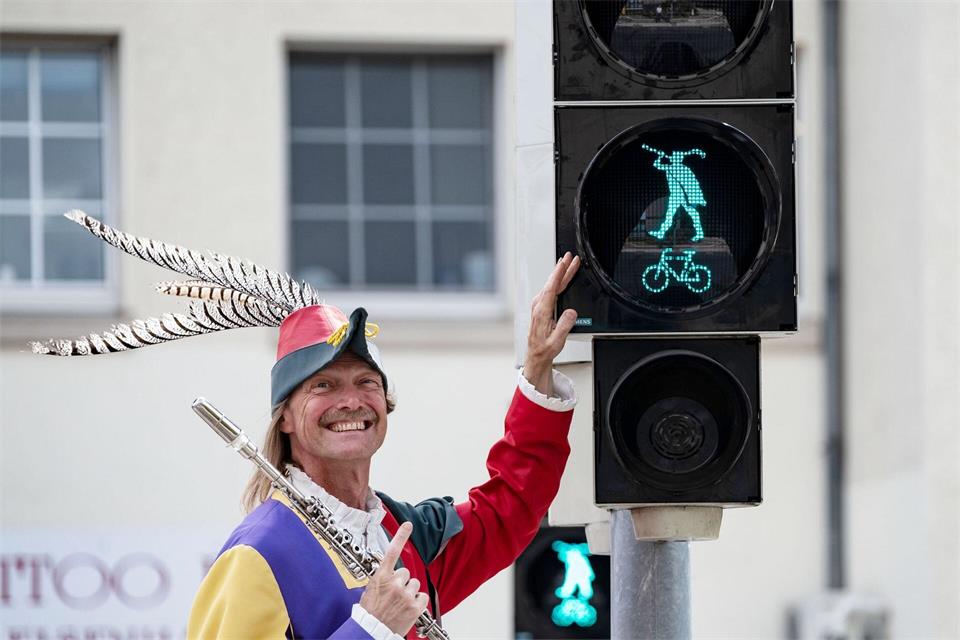 In Hameln zeigt statt des herkömmlichen Symbols ein Rattenfänger-Logo grünes Licht. (Archivbild)Peter Steffen/dpa