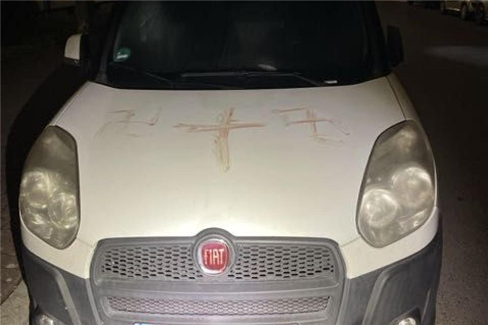 In Hanau wurden Dutzende Fahrzeuge und Hauswände mit Hakenkreuzen beschmiert.--/Polizeipräsidium Südosthessen/dpa