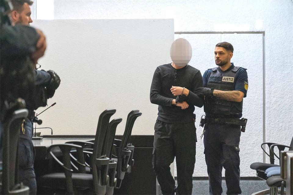 In Handschellen wurden die beiden Angeklagten in den Verhandlungssaal geführt. Leonie Asendorpf/dpa