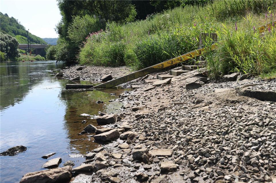 In Hann. Münden werden die Uferbereiche durch das Niedrigwasser breiter.Stefan Rampfel/dpa