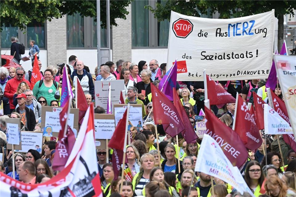 In Hannover protestierten mehrere Tausend Menschen gegen die Gesundheitsreform.Julian Stratenschulte/dpa