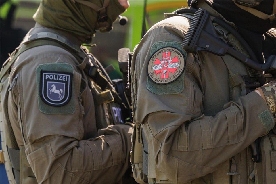 In Hannover rückte das SEK zu einem Einsatz aus, weil ein Mann auf einem Feld geschossen hatte. (Symbolbild) Ole Spata/dpa