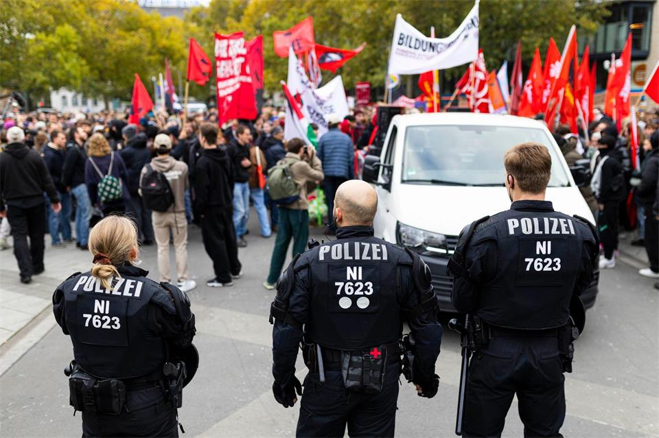 In Hannover sprach die Polizei von etwa 5.800 Teilnehmern.Michael Matthey/dpa