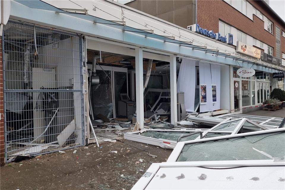 In Hannover wird ein Geldautomat gesprengt - und die Filiale dabei schwer beschädigt. Insgesamt aber sinkt die Zahl der gesprengten Automaten in Niedersachsen. (Archivbild)Str/dpa
