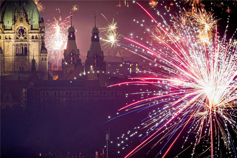 In Hannover wurden Polizisten mit Böllern beworfen.Moritz Frankenberg/dpa