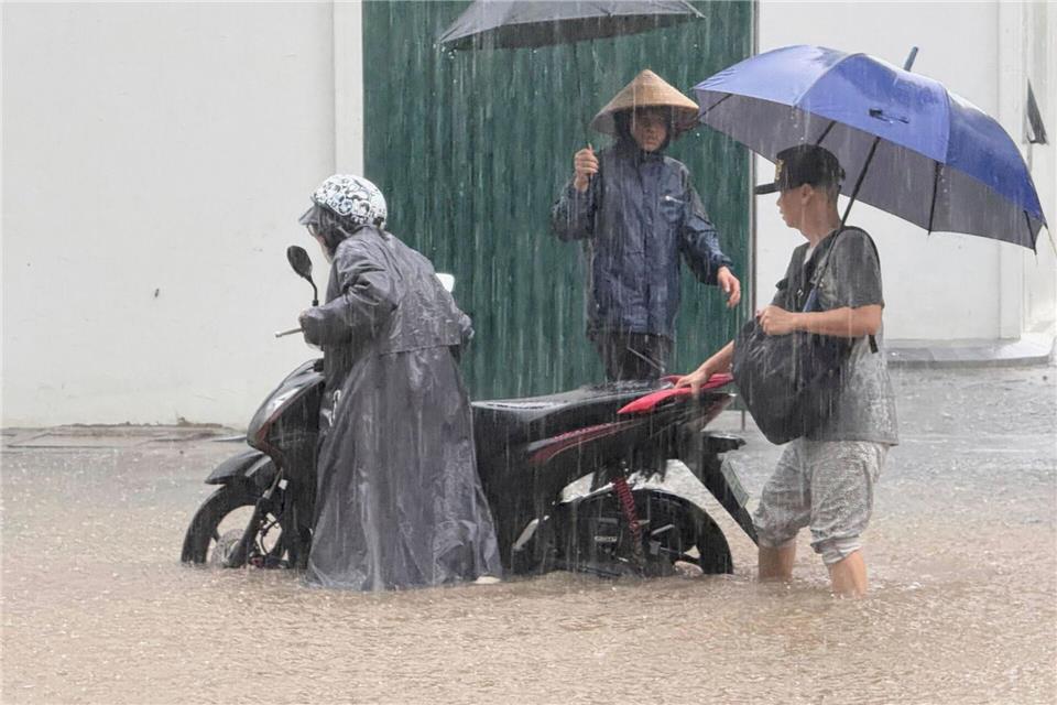 In Hanoi standen viele Straßen unter Wasser.Hau Dinh/AP/dpa